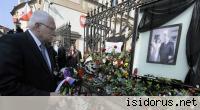 Prezydent Czech Vaclav Klaus przed Ambasadą RP w Pradze 